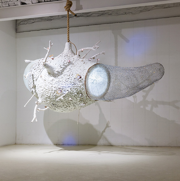 2021_glazed ceramic, wire mesh, led light, rope_210x245x135cm